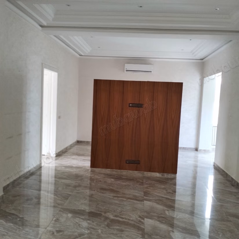 Villa de luxe à louer en Hassan Centre Ville.
Superficie 500 m².
Cheminée et climatisation