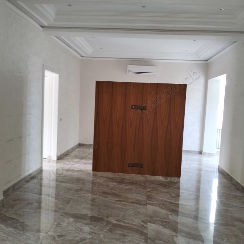 Villa de luxe à louer en Hassan Centre Ville.
Superficie 500 m².
Cheminée et climatisation