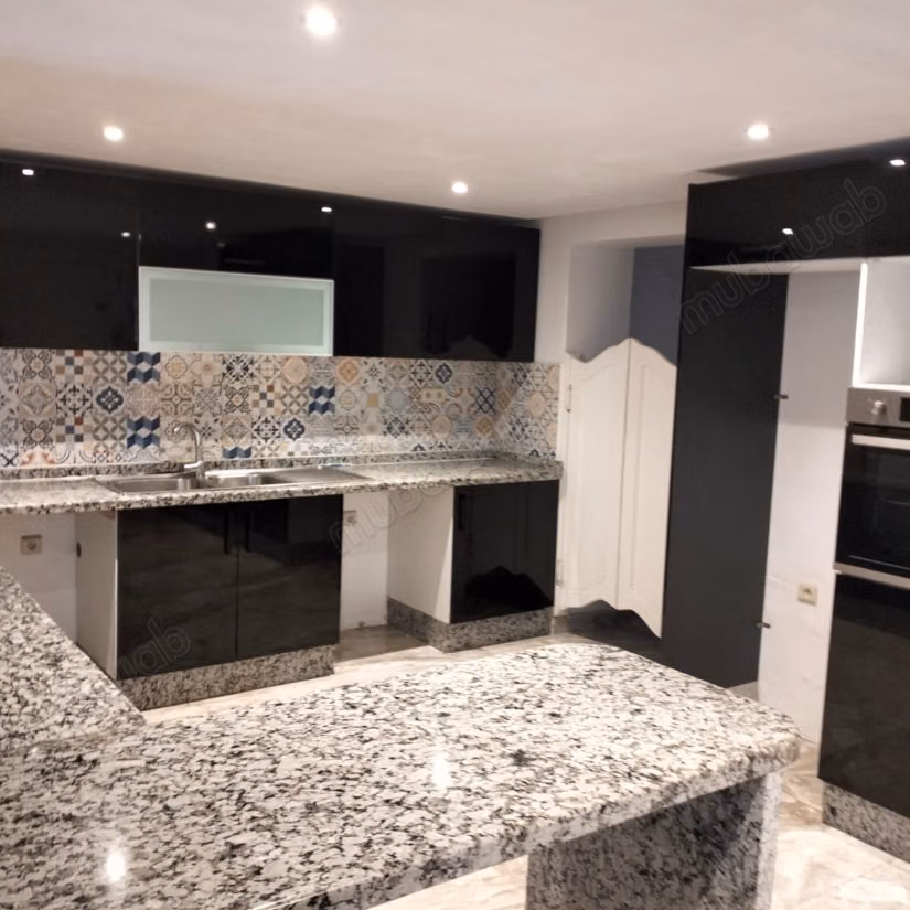 Villa de luxe à louer en Hassan Centre Ville.
Superficie 500 m².
Cheminée et climatisation