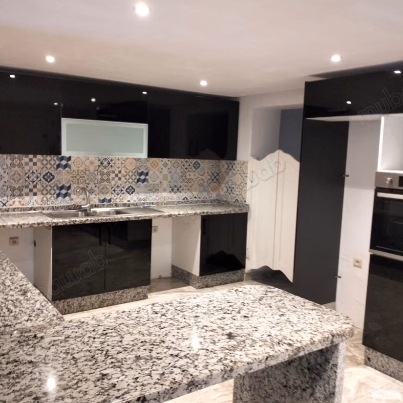 Villa de luxe à louer en Hassan Centre Ville.
Superficie 500 m².
Cheminée et climatisation