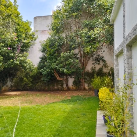 Villa de lujo en alquiler en el centro de Hassan. Superficie 500 m². Chimenea y aire acondicionado