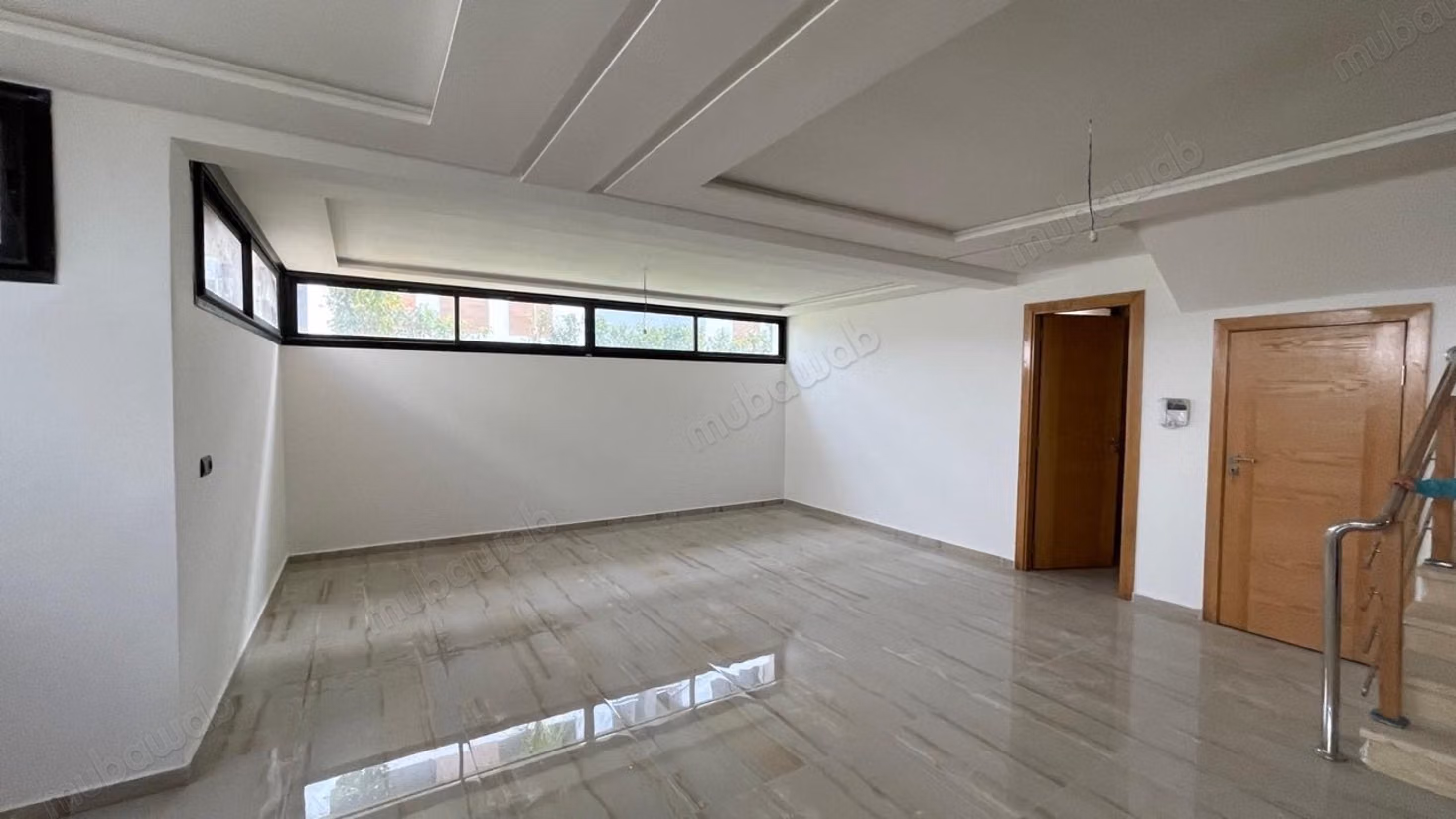 Superbe appartement à louer à Harhoura. 
Superficie 300 m². 
Cheminée et concierge