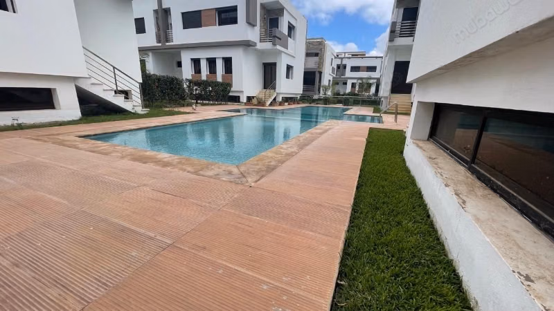 Superbe appartement à louer à Harhoura. 
Superficie 300 m². 
Cheminée et concierge