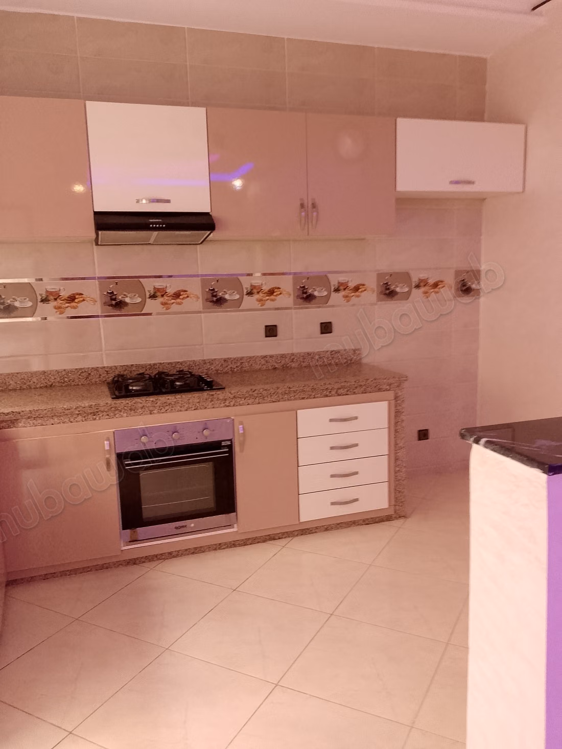 Appartement à louer à Al Kawtar. 2 pièces. Belle terrasse