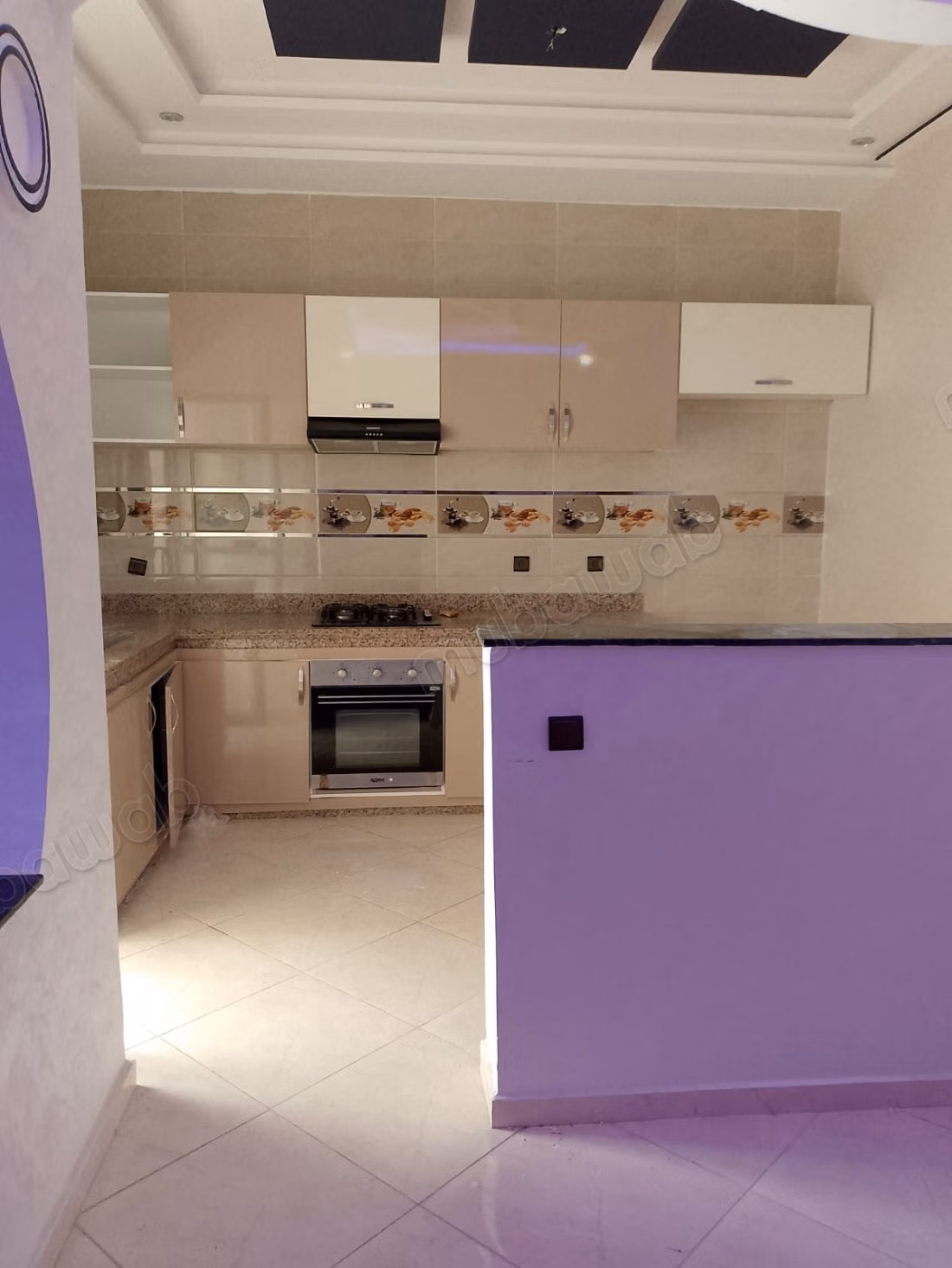Appartement à louer à Al Kawtar. 2 pièces. Belle terrasse