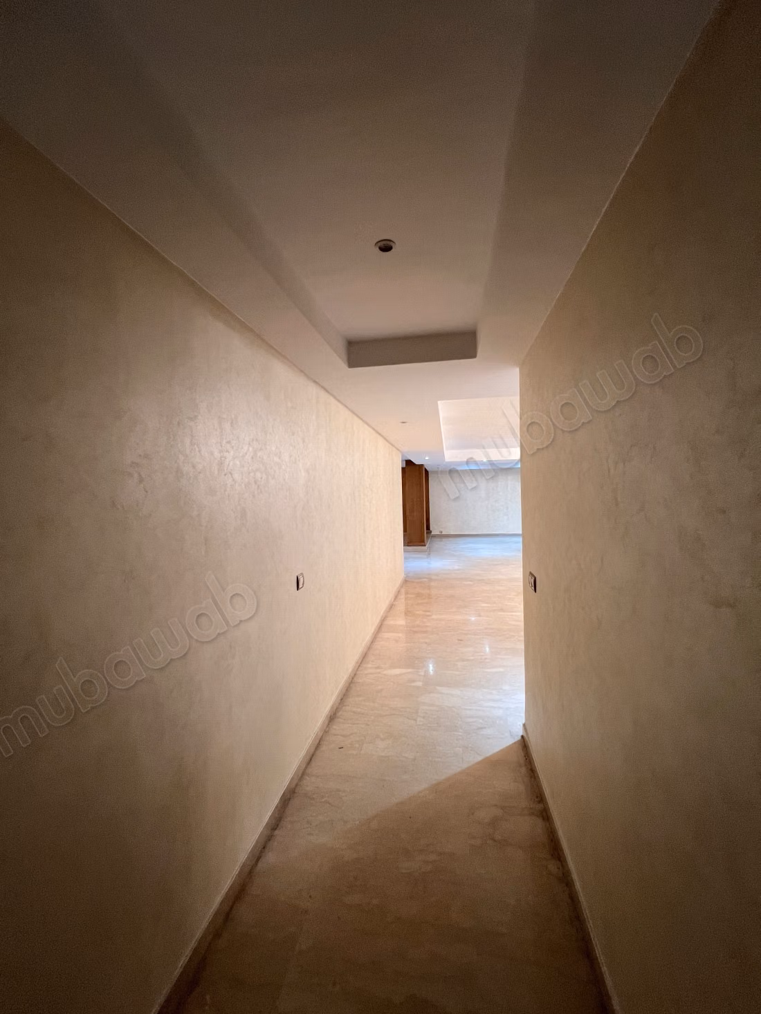 Louez cet appartement à Racine. 
4 belles chambres. 
Service de concierge, cheminée