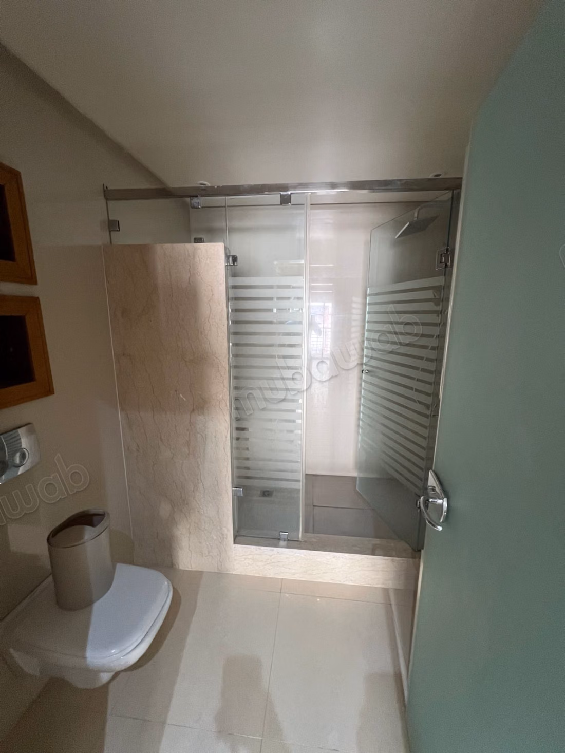 Louez cet appartement à Racine. 
4 belles chambres. 
Service de concierge, cheminée