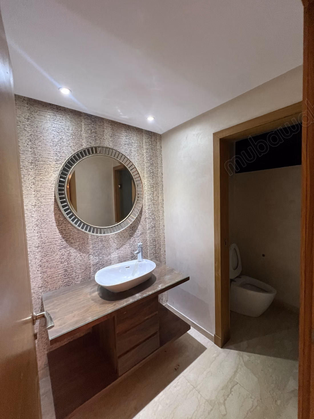 Louez cet appartement à Racine. 
4 belles chambres. 
Service de concierge, cheminée