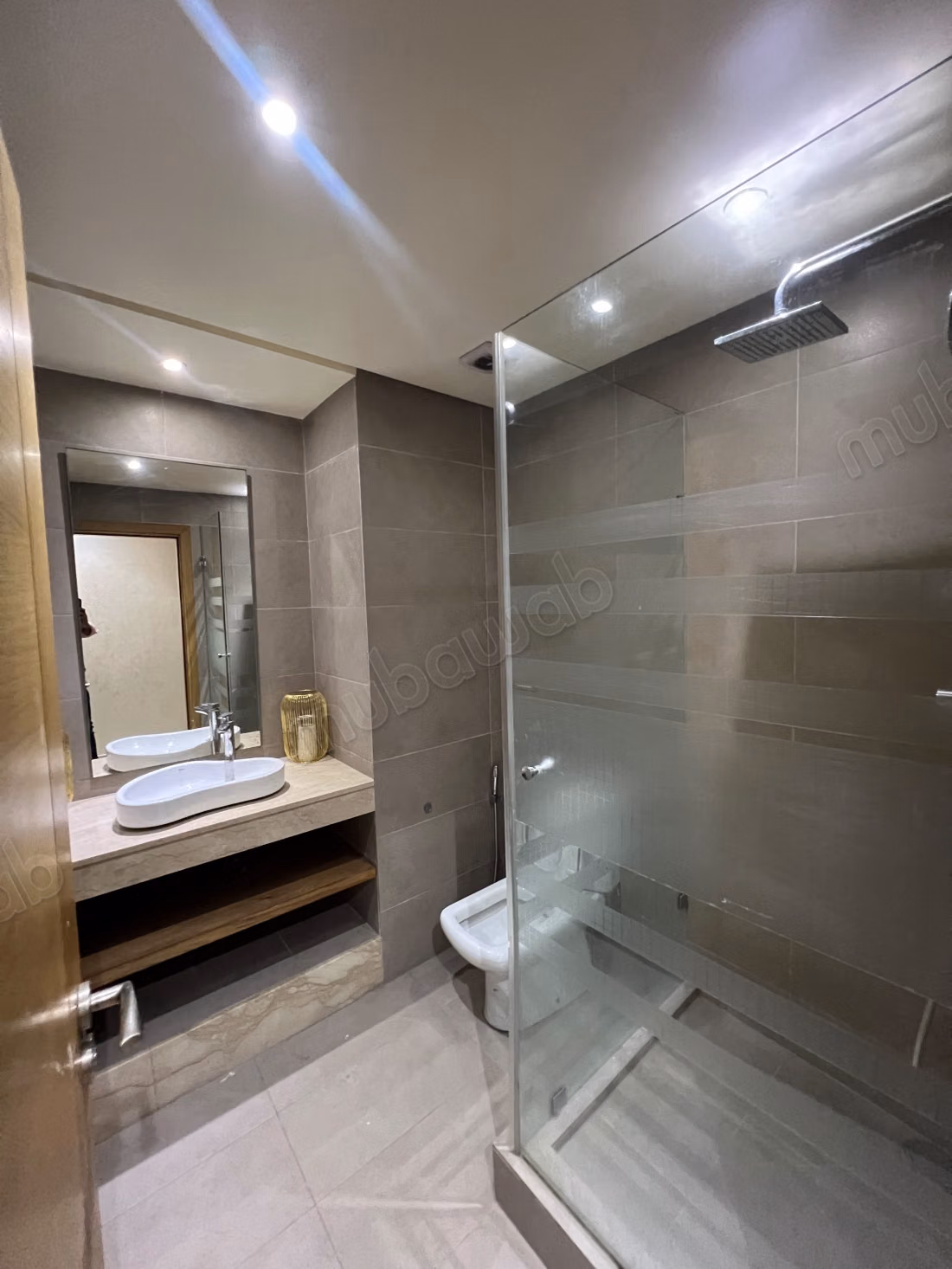 Louez cet appartement à Racine. 
4 belles chambres. 
Service de concierge, cheminée