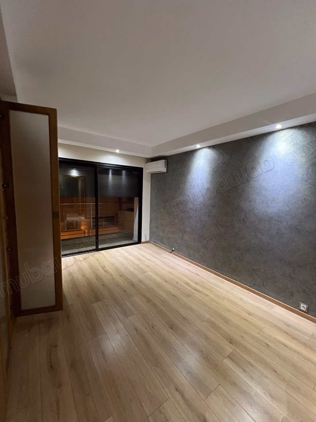 Louez cet appartement à Racine. 
4 belles chambres. 
Service de concierge, cheminée