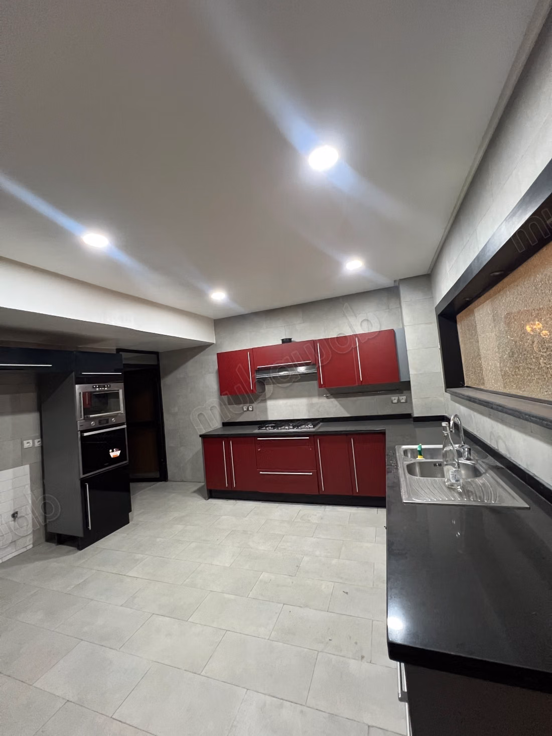Louez cet appartement à Racine. 
4 belles chambres. 
Service de concierge, cheminée