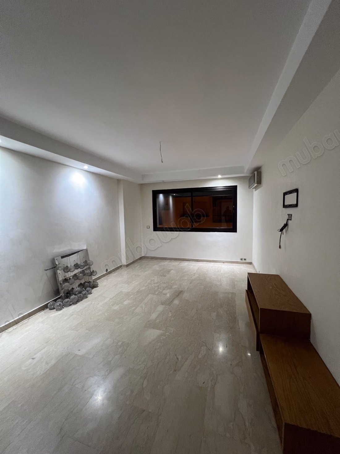 Louez cet appartement à Racine. 
4 belles chambres. 
Service de concierge, cheminée