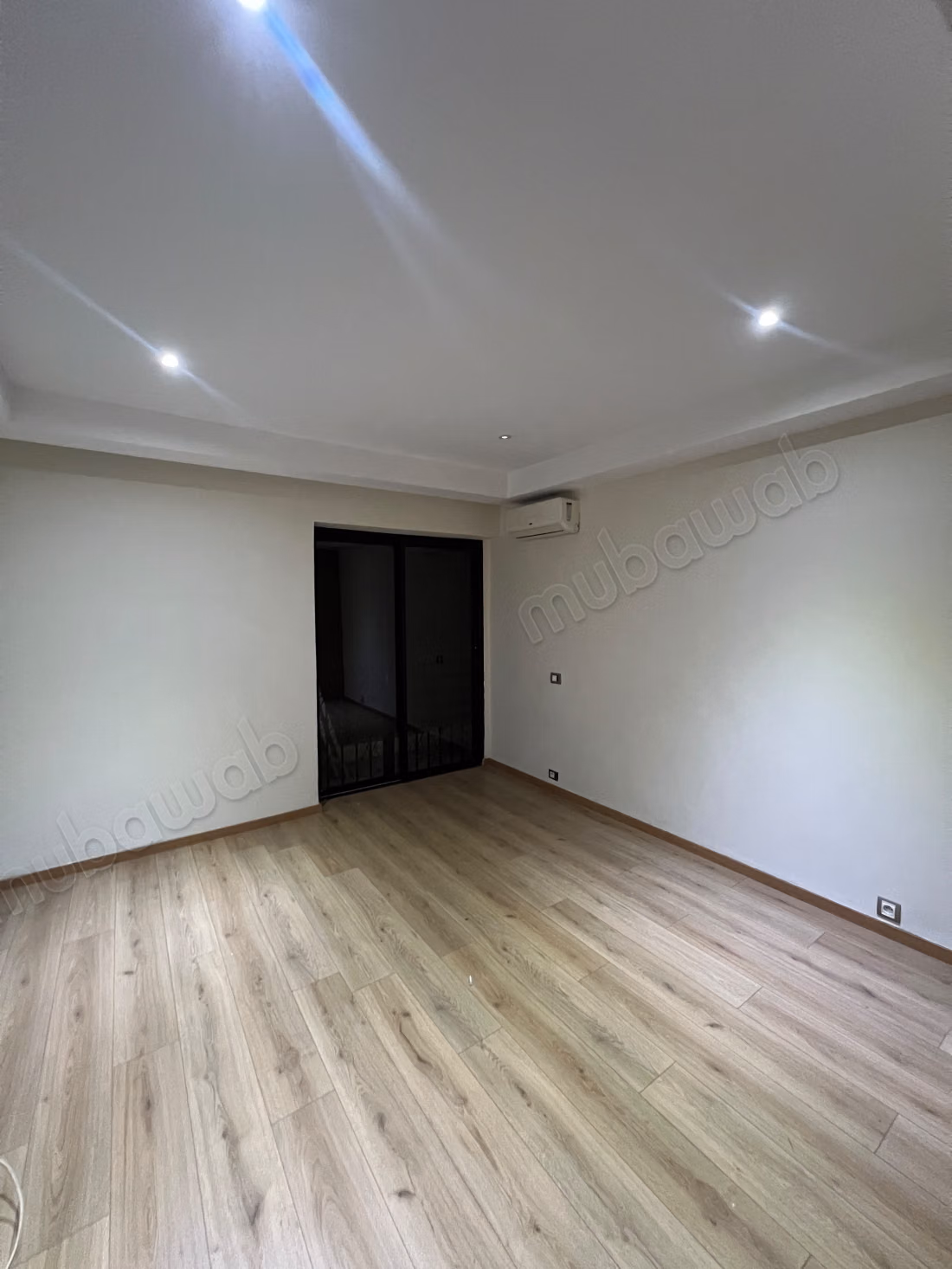 Louez cet appartement à Racine. 
4 belles chambres. 
Service de concierge, cheminée