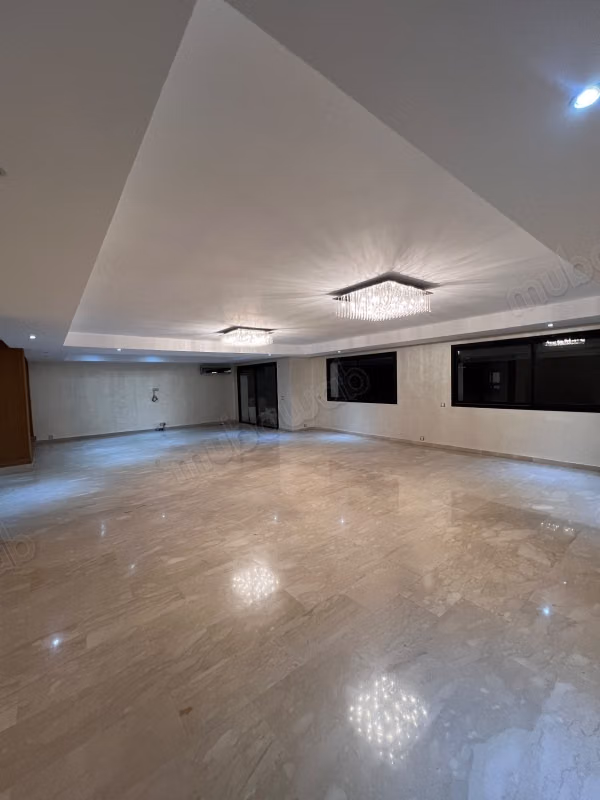 Louez cet appartement à Racine. 
4 belles chambres. 
Service de concierge, cheminée