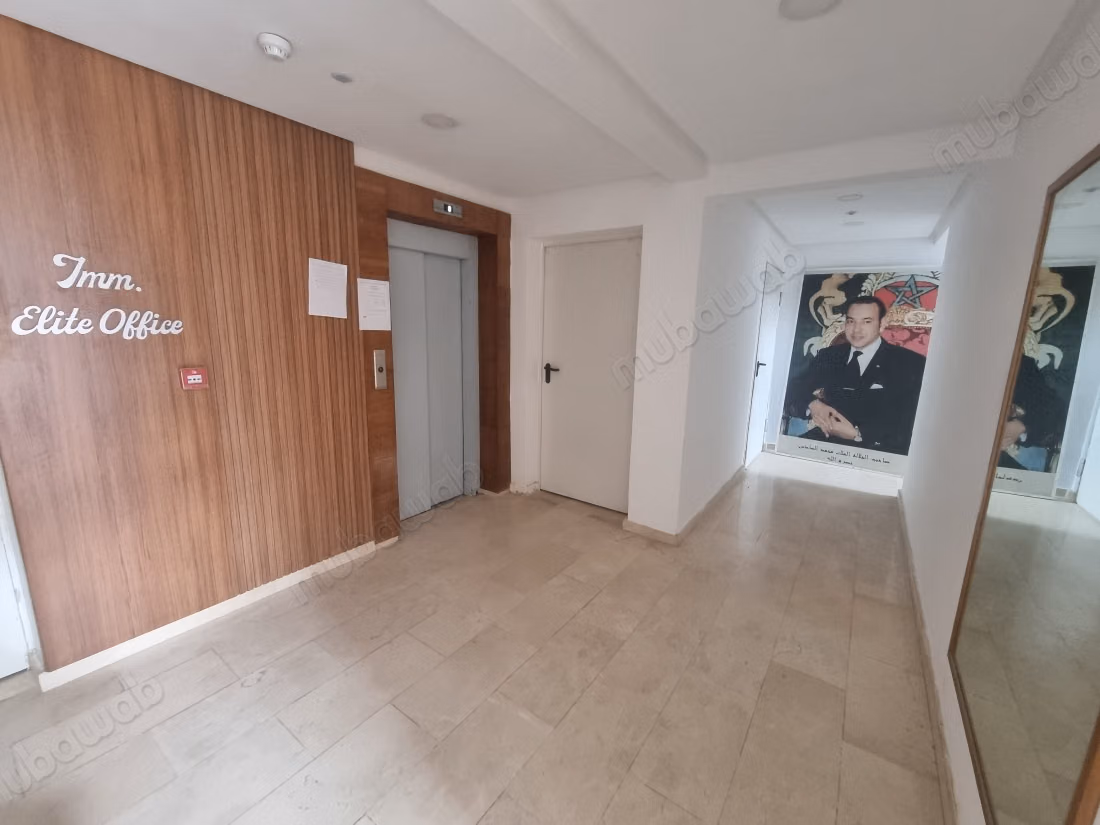 Location de bureaux à Amsernate. Surface totale 56 m². Terrasse et ascenseur
