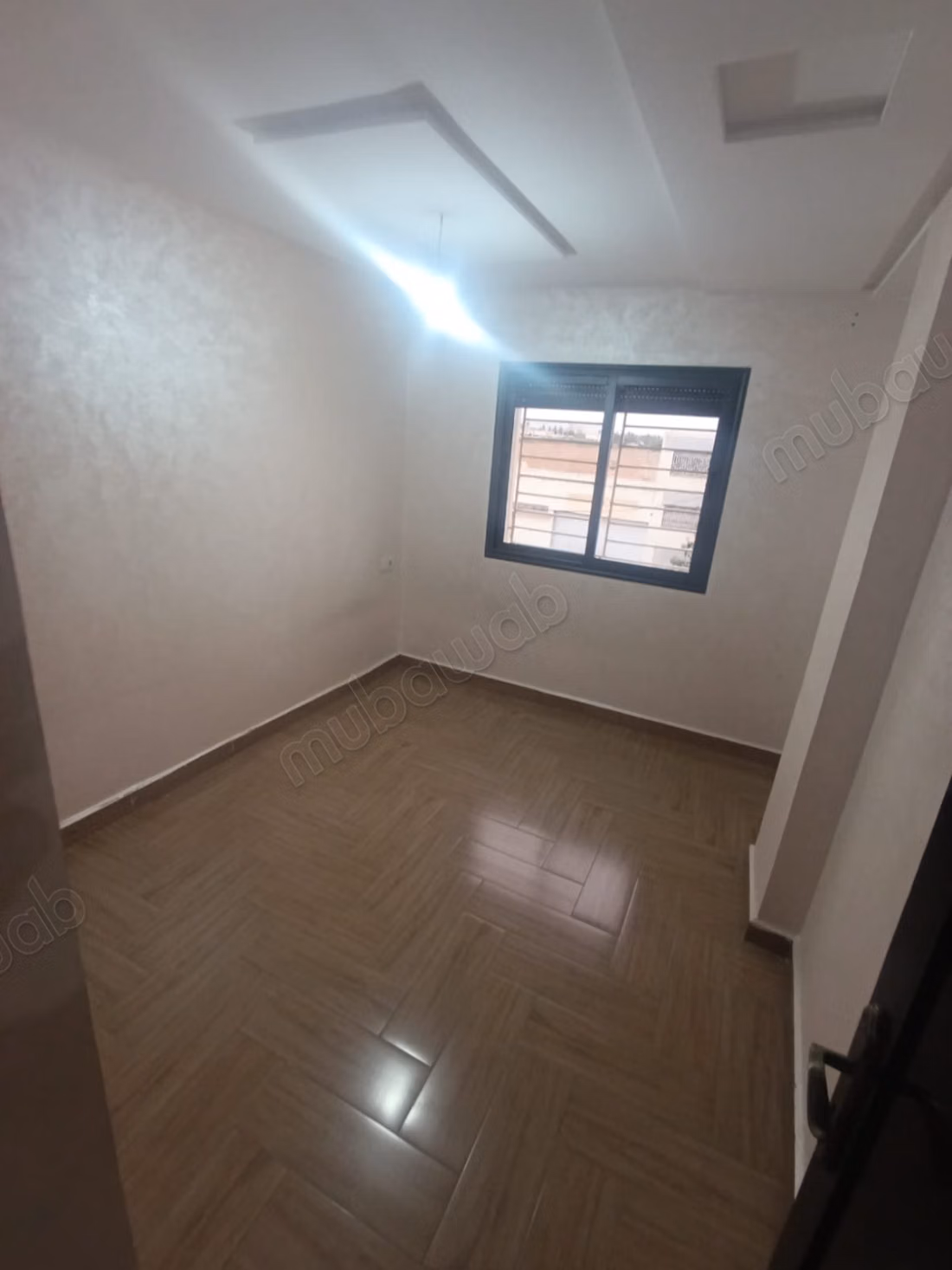 Superbe appartement à louer à Al bassatine. 3 chambres. Antenne parabolique et Porte blindée