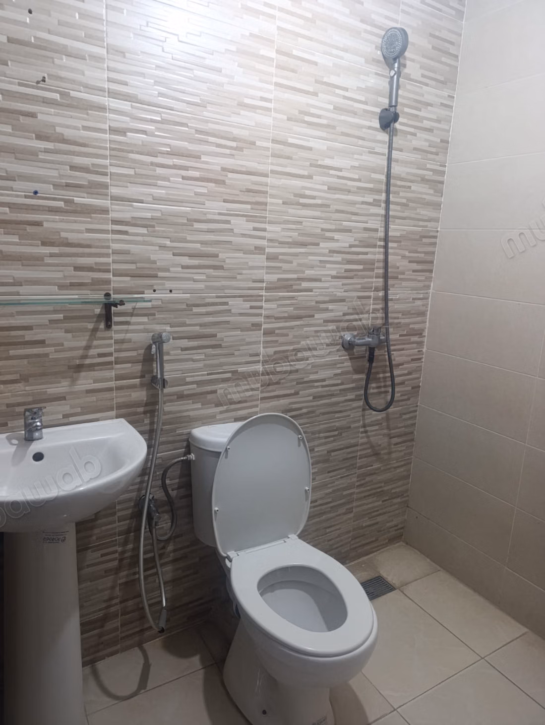 Superbe appartement à louer à Al bassatine. 3 chambres. Antenne parabolique et Porte blindée