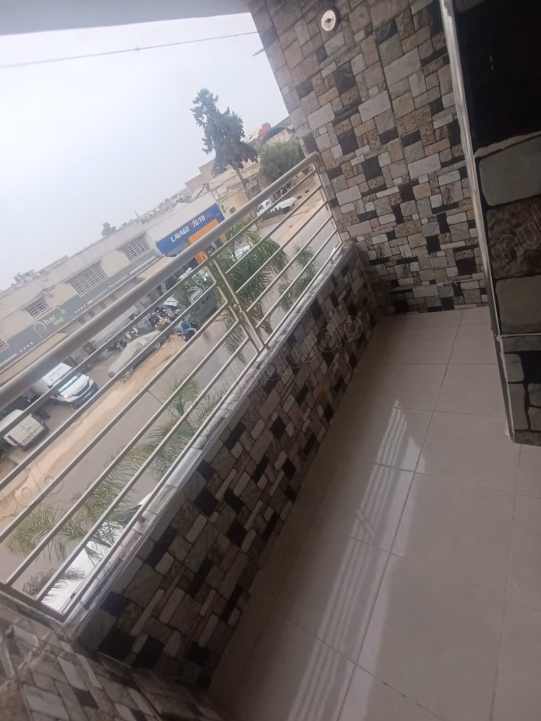Superbe appartement à louer à Al bassatine. 3 chambres. Antenne parabolique et Porte blindée