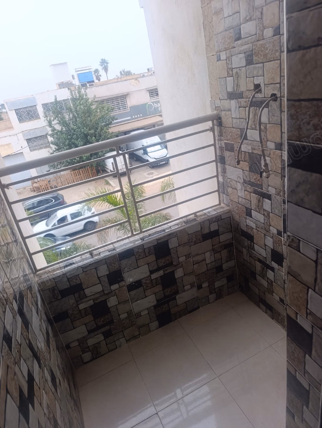 Superbe appartement à louer à Al bassatine. 3 chambres. Antenne parabolique et Porte blindée