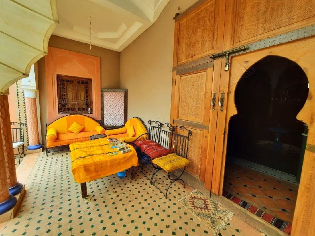 Trouvez votre riad à acheter à Oulad Hassoune. Superficie 2700 m². Bien meublé
