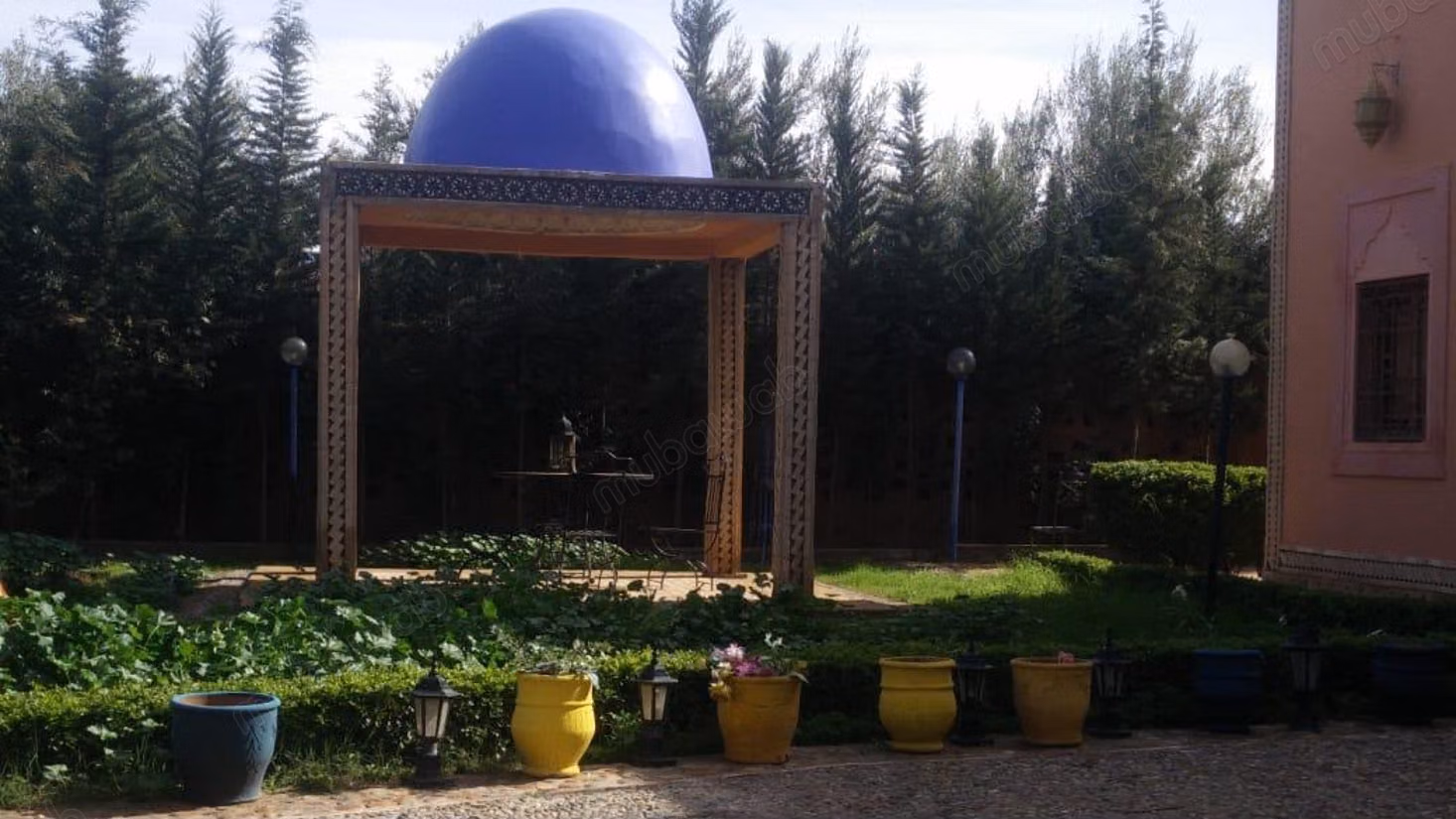 Trouvez votre riad à acheter à Oulad Hassoune. Superficie 2700 m². Bien meublé