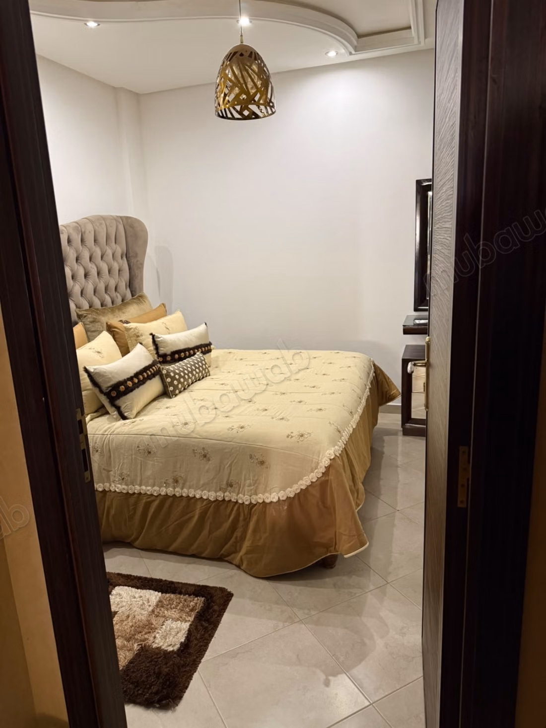 Superbe appartement à vendre à Moujahidine. 
7 pièces. 
Avec ascenseur