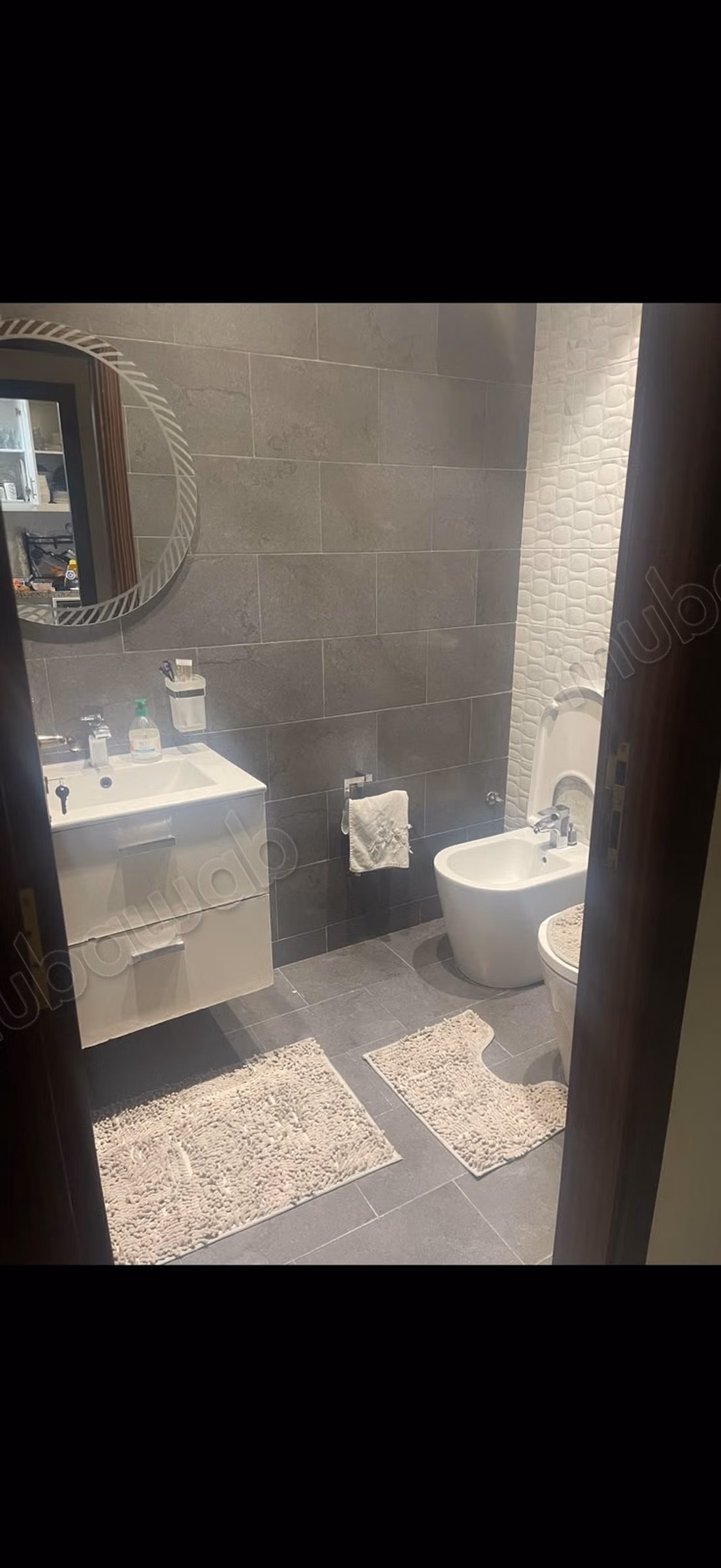 Superbe appartement à vendre à Moujahidine. 
7 pièces. 
Avec ascenseur