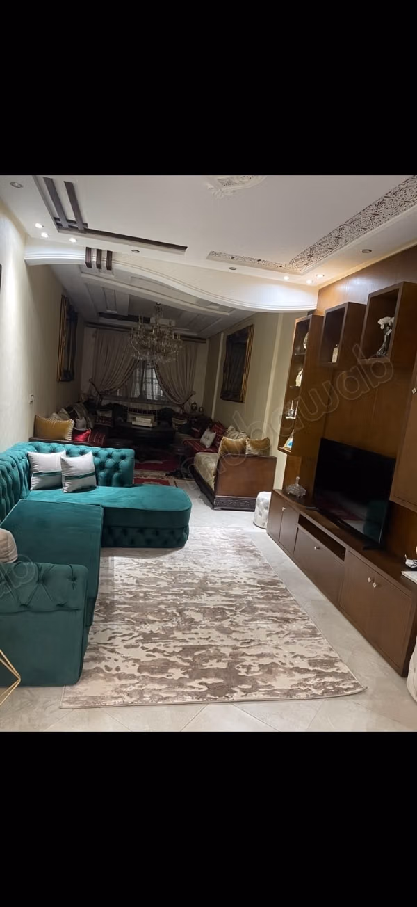 Superbe appartement à vendre à Moujahidine. 
7 pièces. 
Avec ascenseur