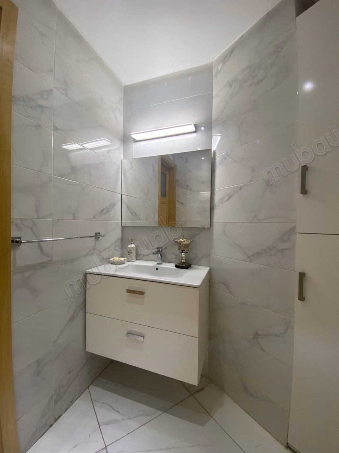 Appartement de vacances à louer à Champ de course.
Surface de 141 m².
Salon Marocain et antenne parabolique