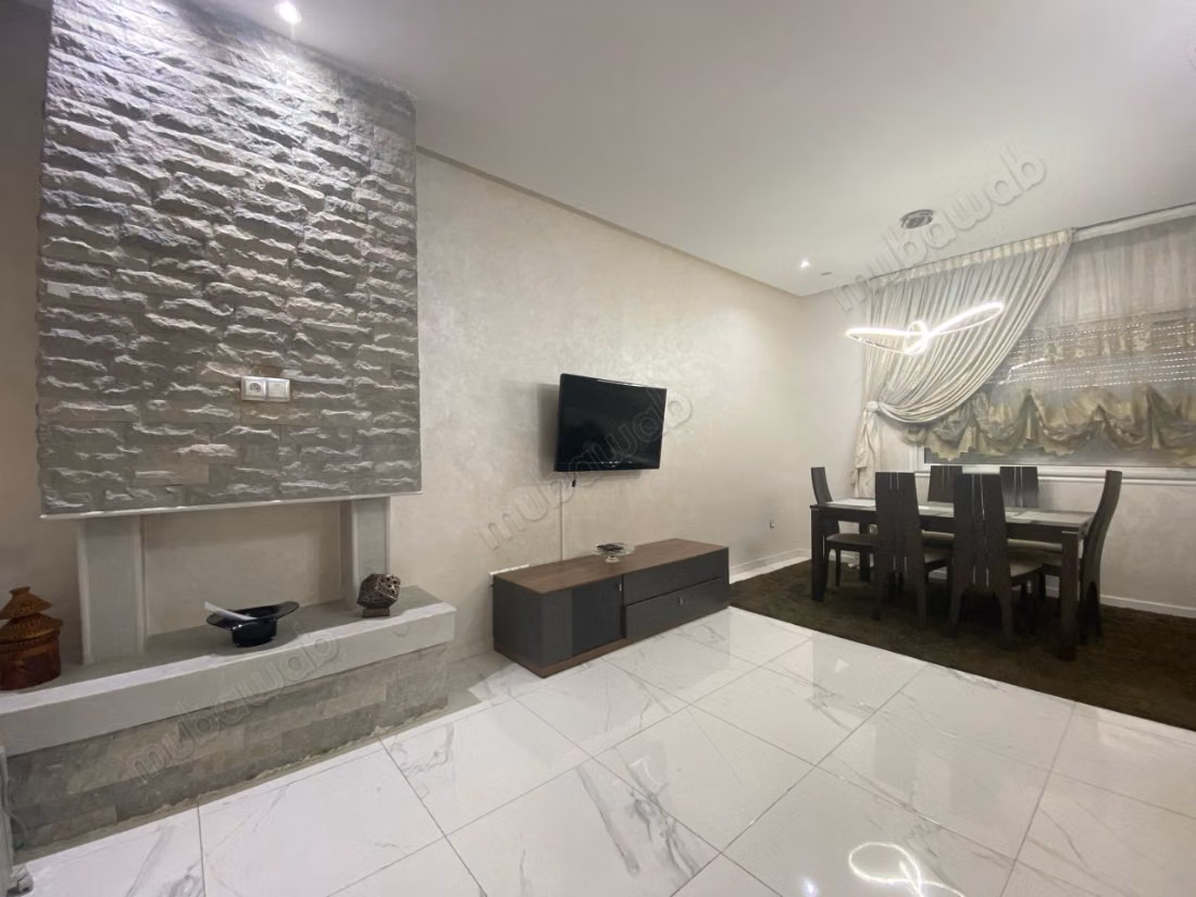 Appartement de vacances à louer à Champ de course.
Surface de 141 m².
Salon Marocain et antenne parabolique