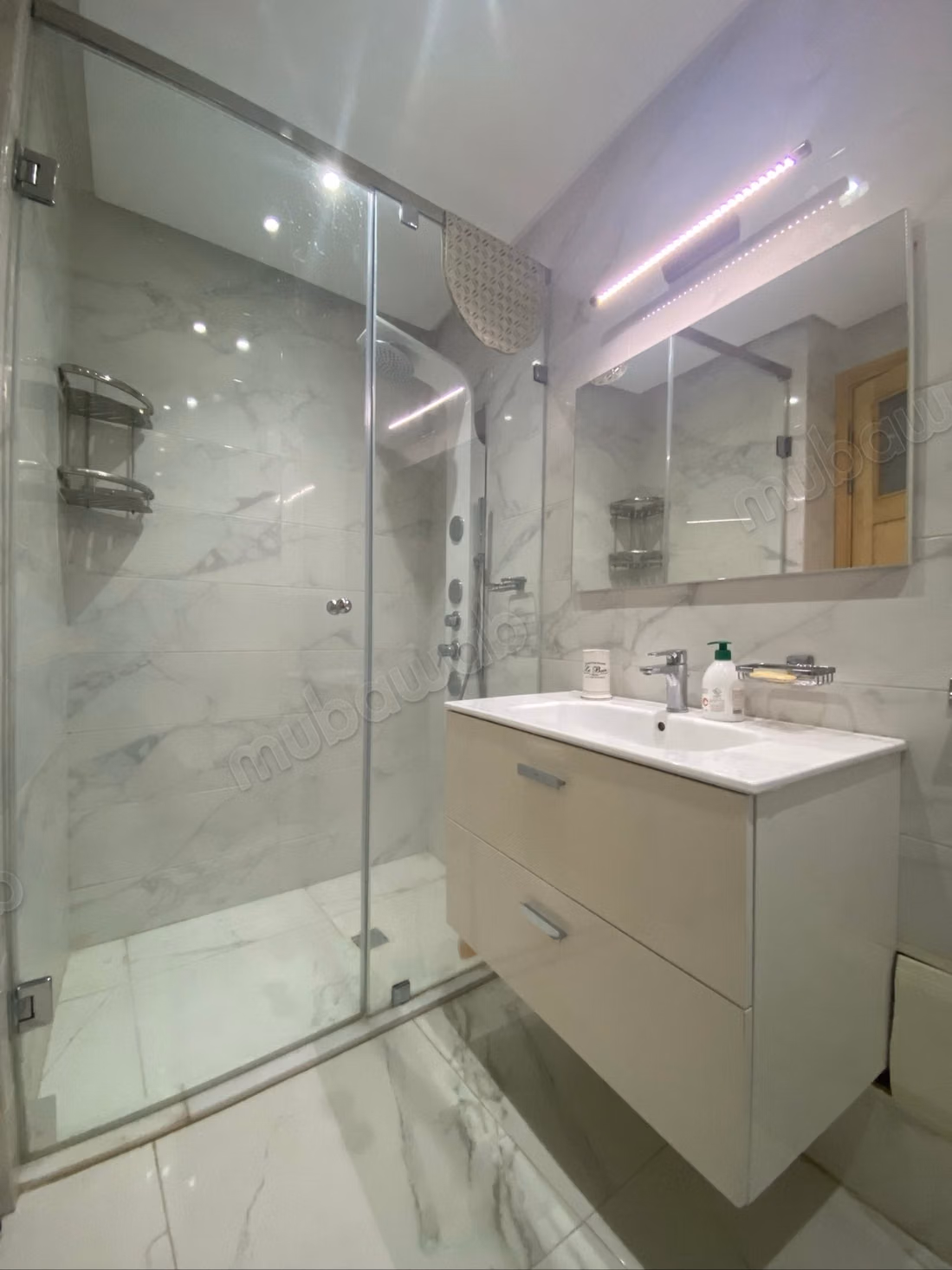 Appartement de vacances à louer à Champ de course.
Surface de 141 m².
Salon Marocain et antenne parabolique