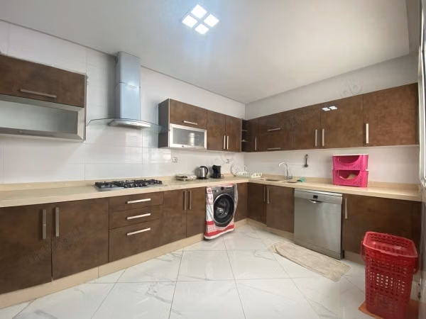Appartement de vacances à louer à Champ de course.
Surface de 141 m².
Salon Marocain et antenne parabolique