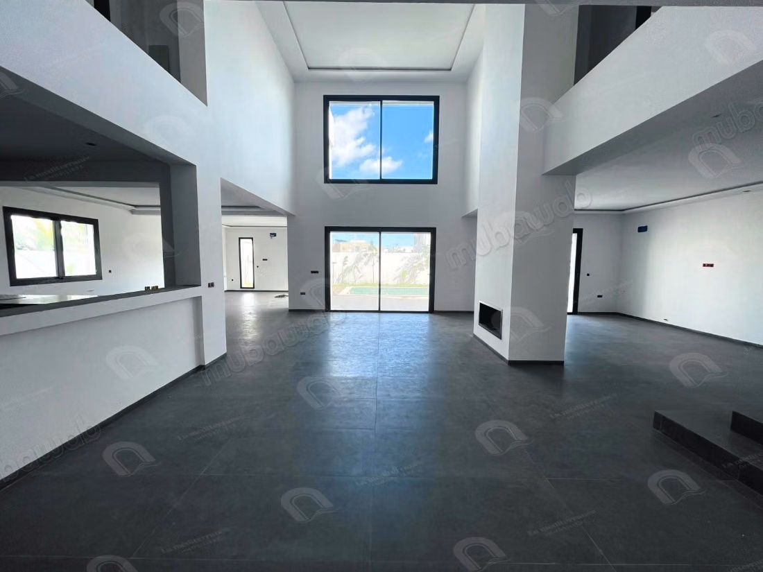 Villa de très haut standing à vendre – Chotrana 3
