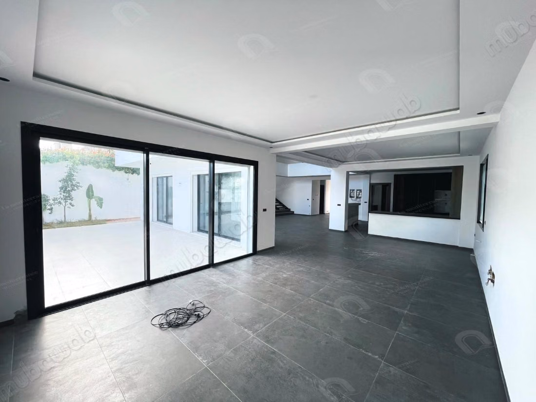 Villa de très haut standing à vendre – Chotrana 3