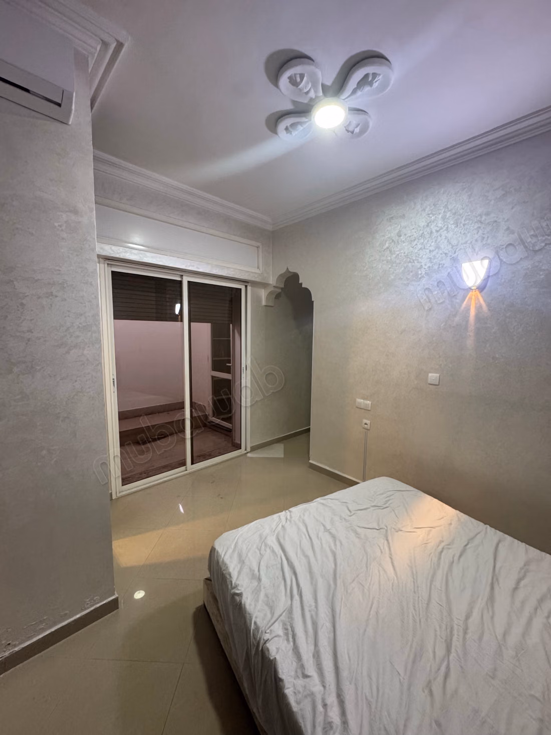 Bonito apartamento en venta en Guéliz. Superficie 75 m². Todo confort con chimenea y aire acondicionado.