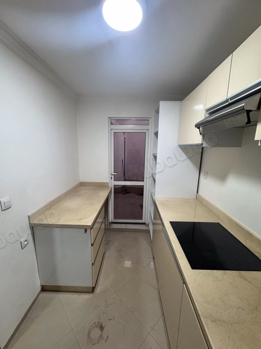 Bonito apartamento en venta en Guéliz. Superficie 75 m². Todo confort con chimenea y aire acondicionado.