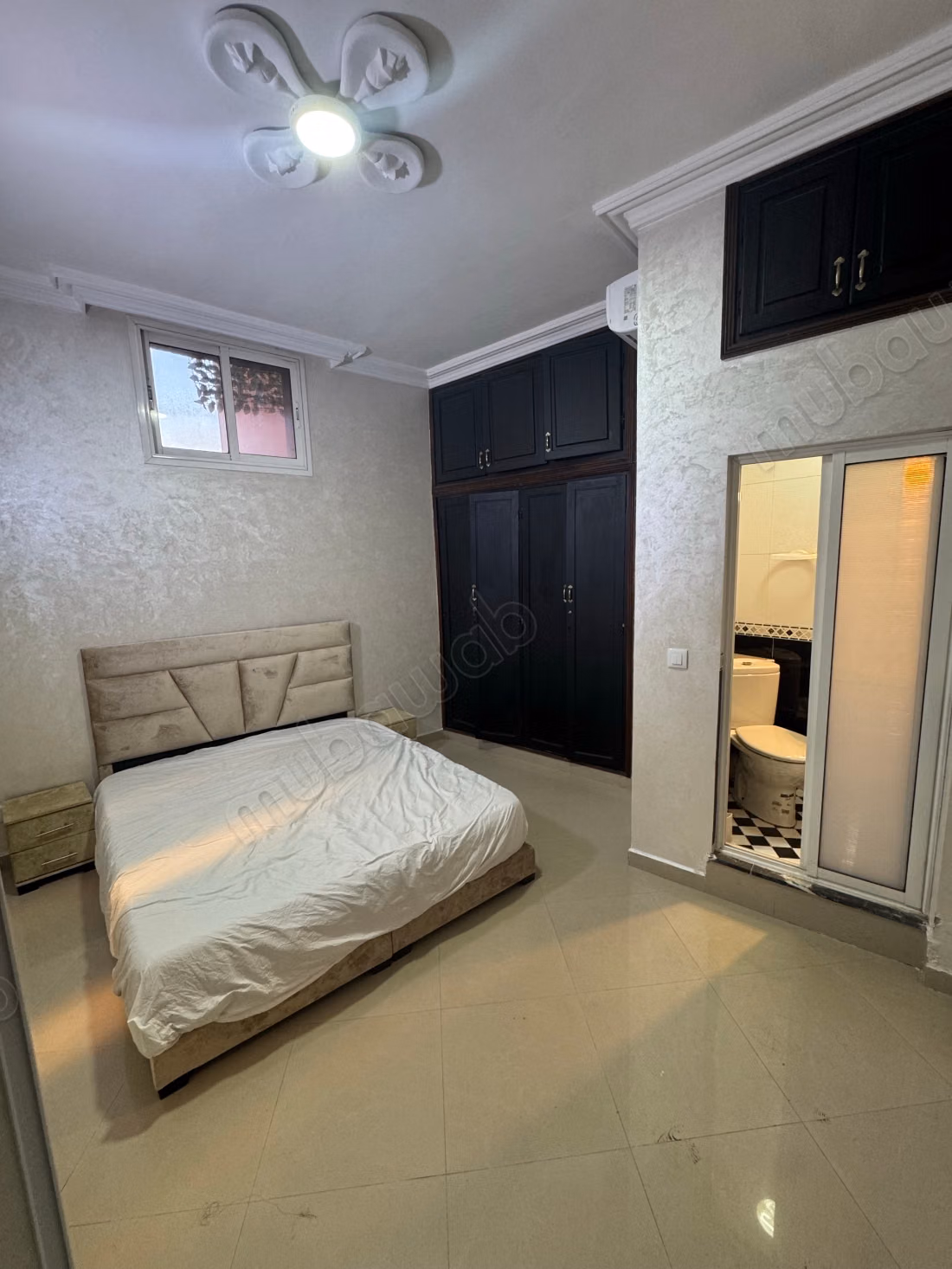 Bonito apartamento en venta en Guéliz. Superficie 75 m². Todo confort con chimenea y aire acondicionado.
