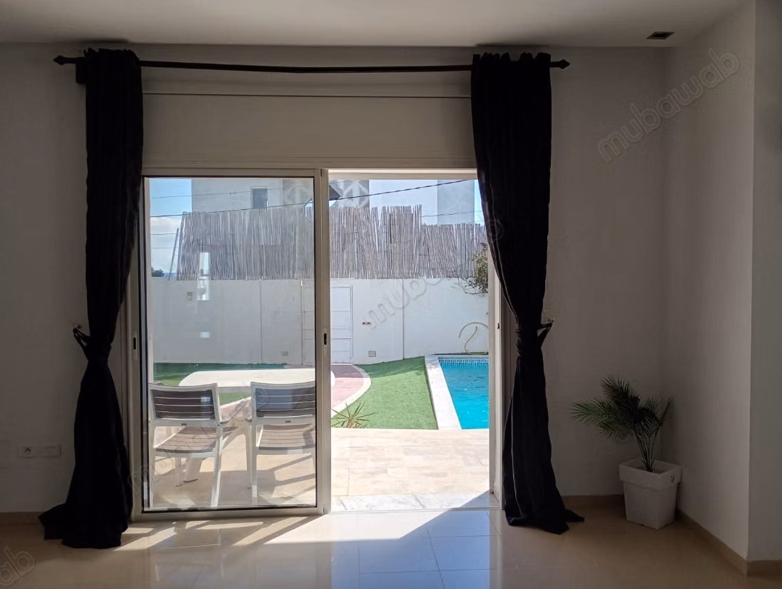 Villa de luxe à louer à Hammamet Nord. 
Surface de 320 m². 
Meublé