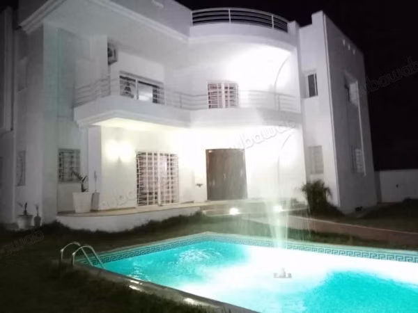 Villa de luxe à louer à Hammamet Nord. 
Surface de 320 m². 
Meublé
