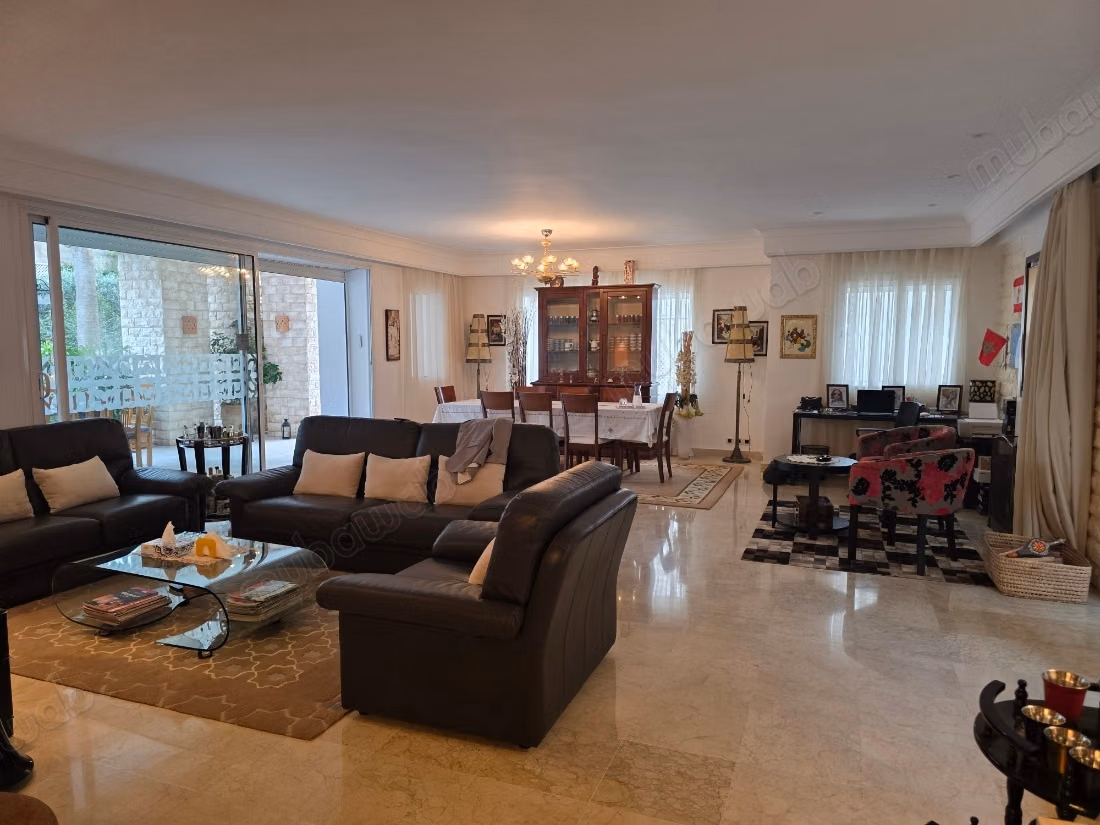 Villa avec piscine en résidence fermée