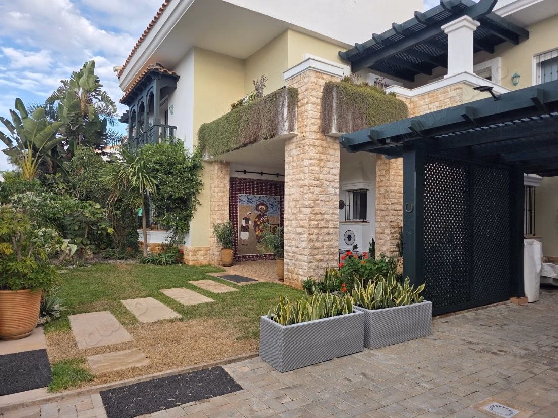Villa avec piscine en résidence fermée