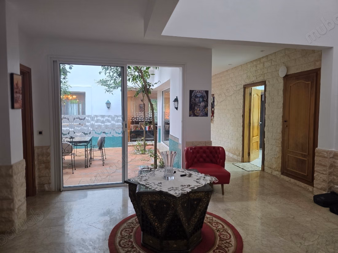 Villa avec piscine en résidence fermée