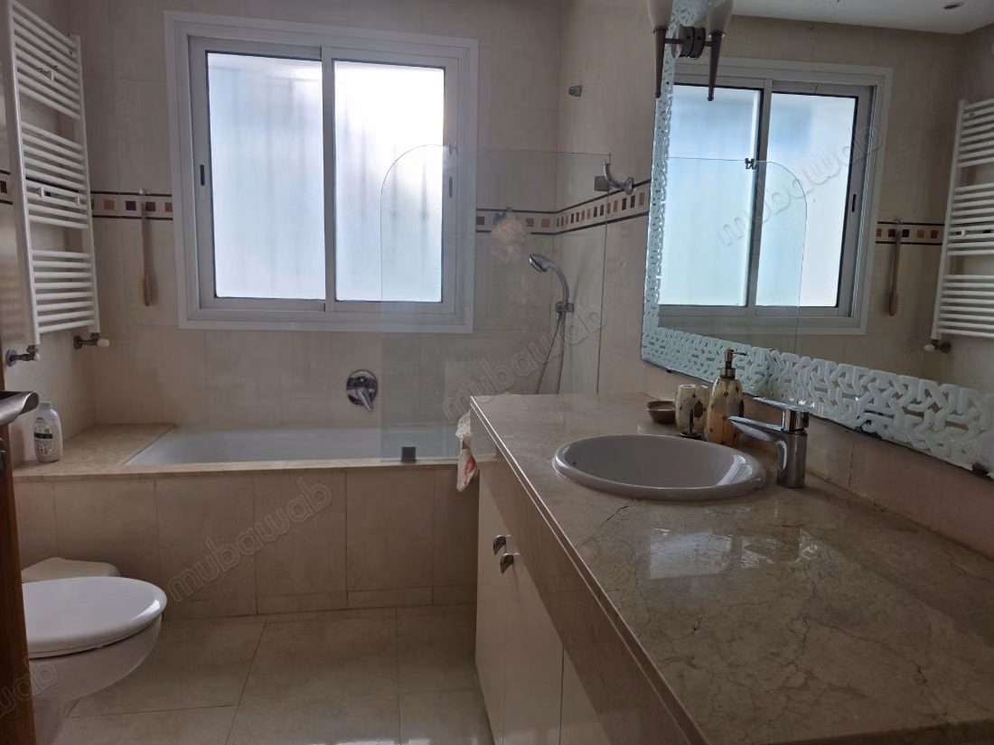 Villa avec piscine en résidence fermée