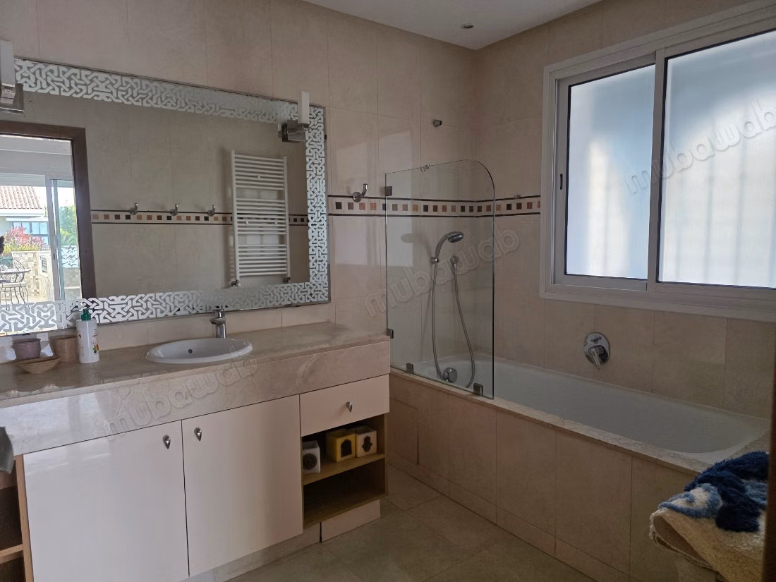 Villa avec piscine en résidence fermée
