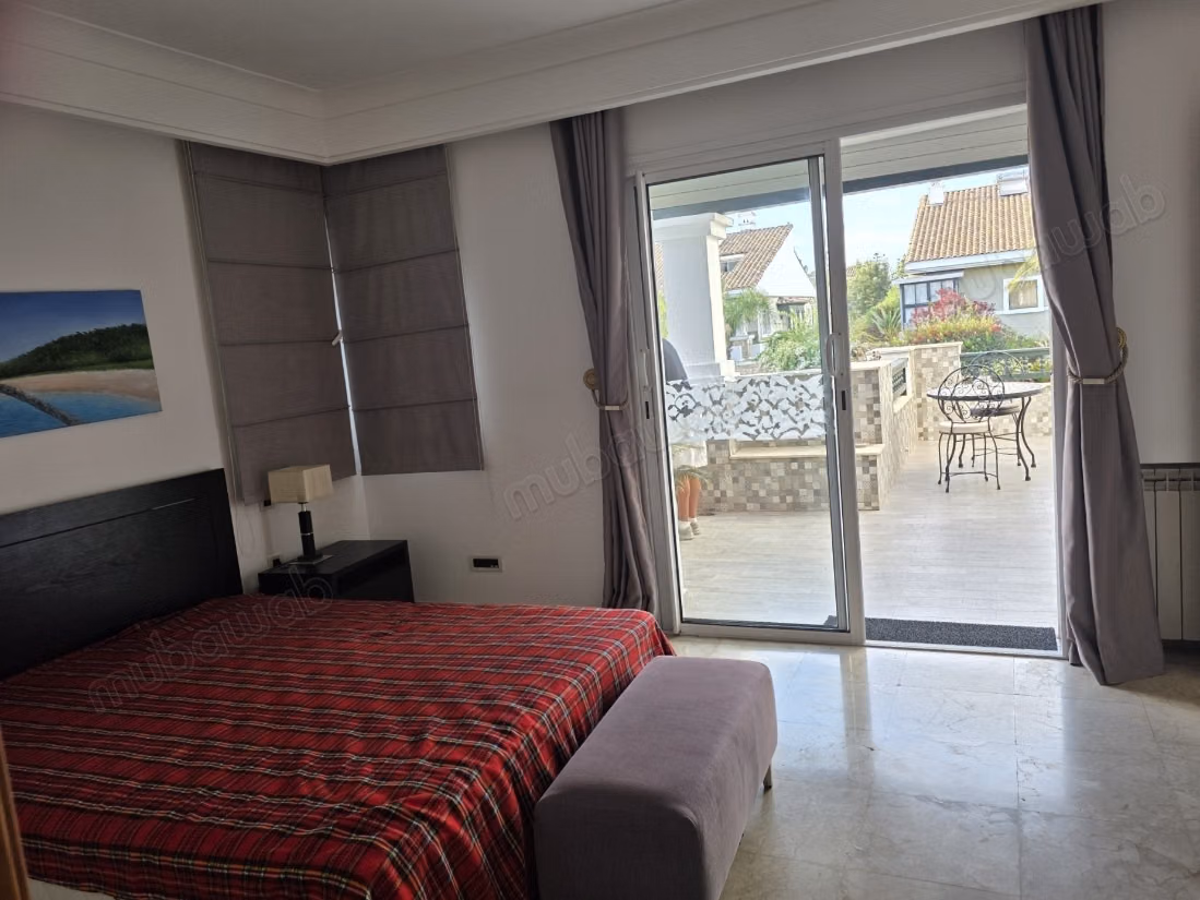 Villa avec piscine en résidence fermée