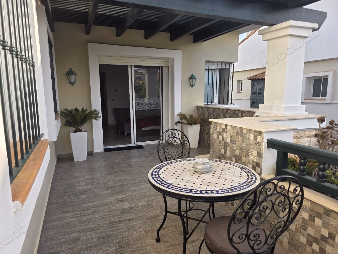 Villa avec piscine en résidence fermée