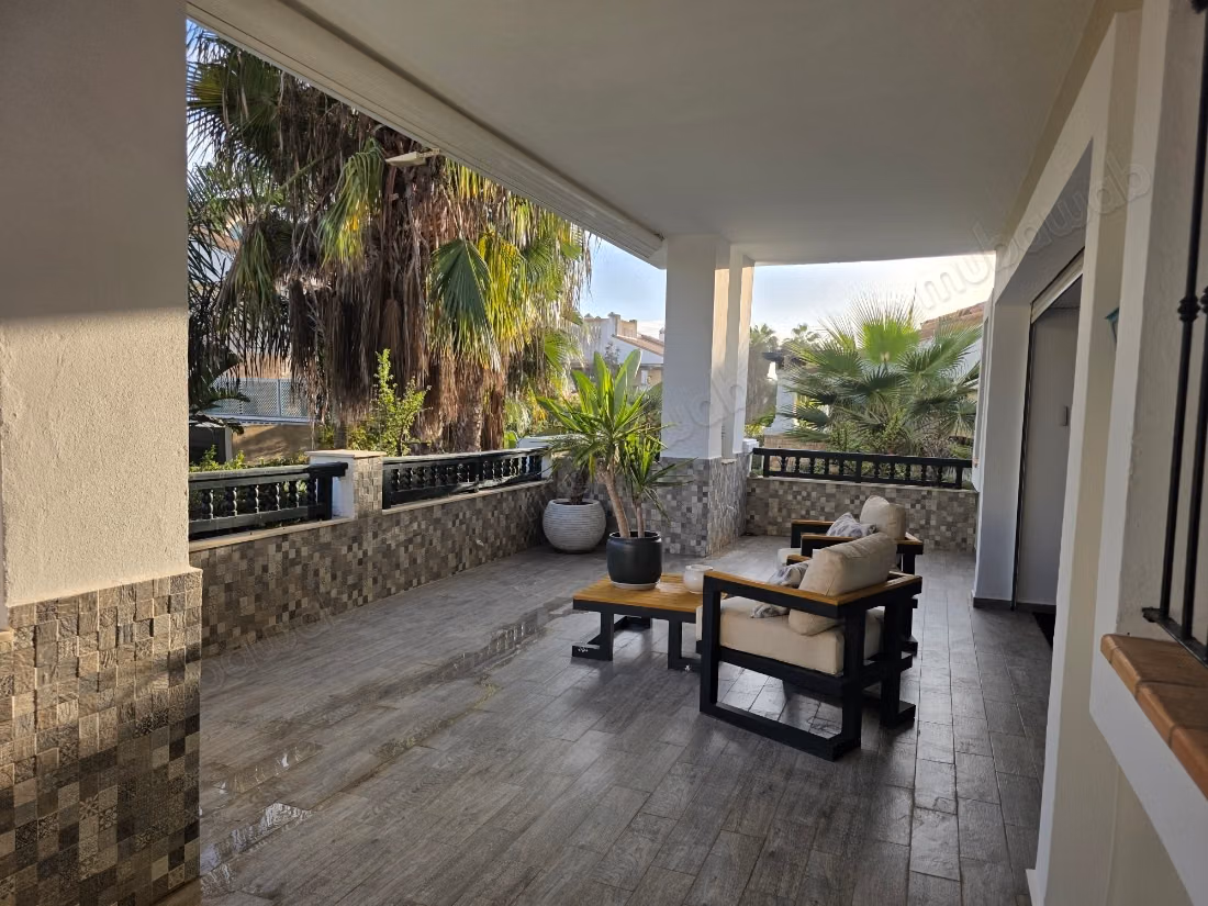 Villa avec piscine en résidence fermée