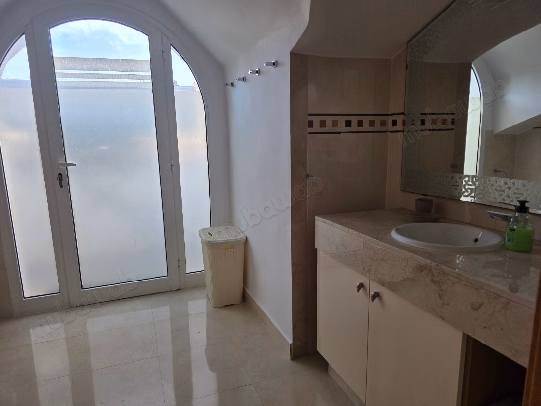 Villa avec piscine en résidence fermée