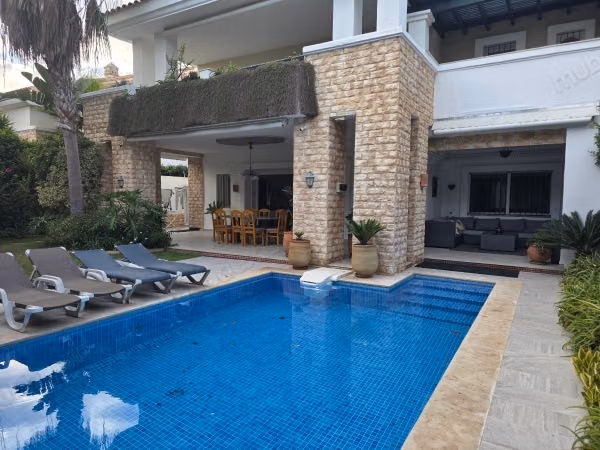 Villa avec piscine en résidence fermée