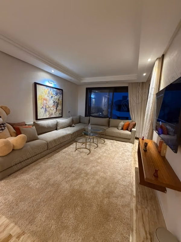 Appartement en location à Dar Bouazza. 
3 grandes pièces. 
Cuisine bien équipée